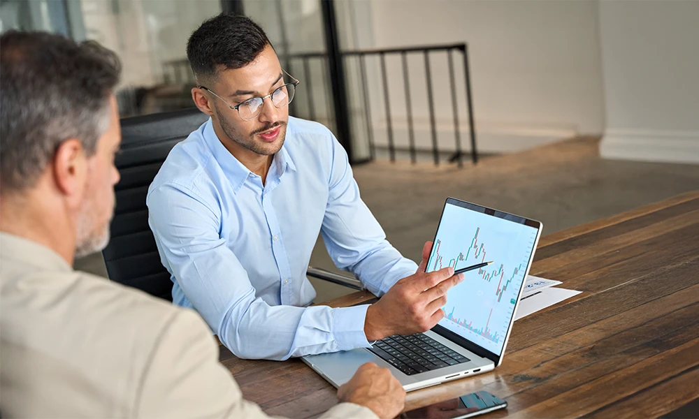 Advisor pointing out historical rates in a chart