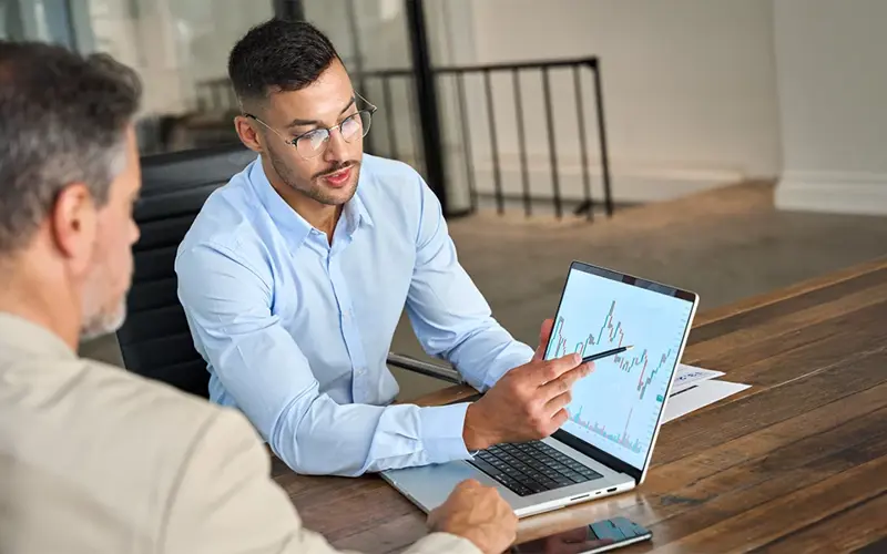 Advisor pointing out historical rates in a chart